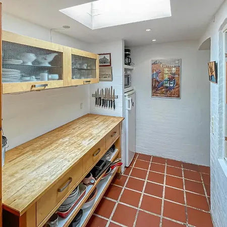 1 Bedroom Gorgeous In Ferienhaus *